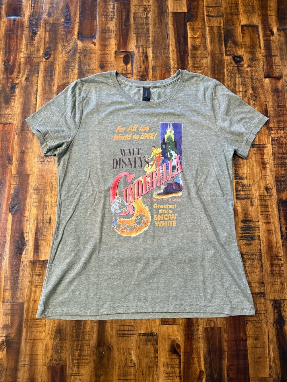 🍒Walt Disney t-shirt. green M festive whimsy magical Cinderella vintage style
